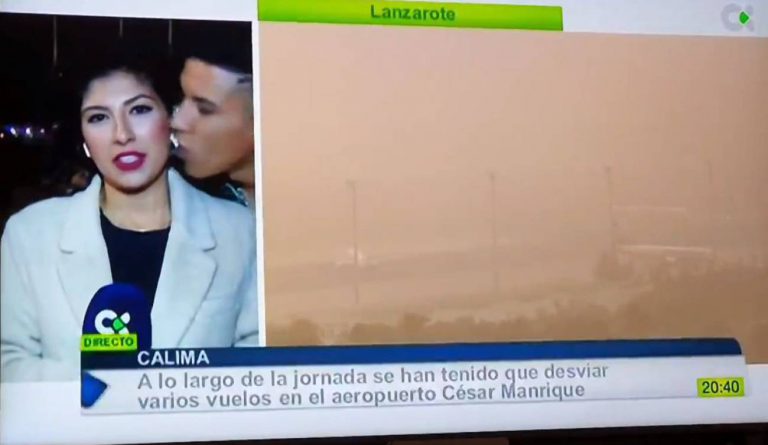 Besan a una reportera canaria en pleno directo