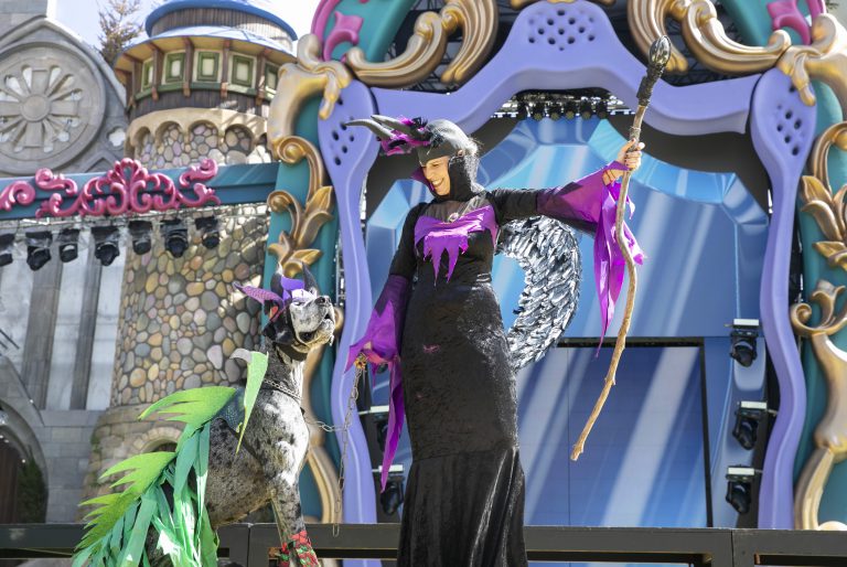 Un perro drag, mascota real del Carnaval de los cuentos