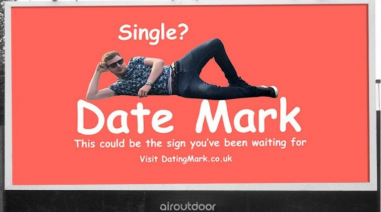 Un soltero contrata una valla publicitara para encontrar novia