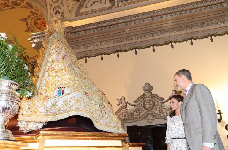 La reina Letizia sorprende al saltarse el protocolo