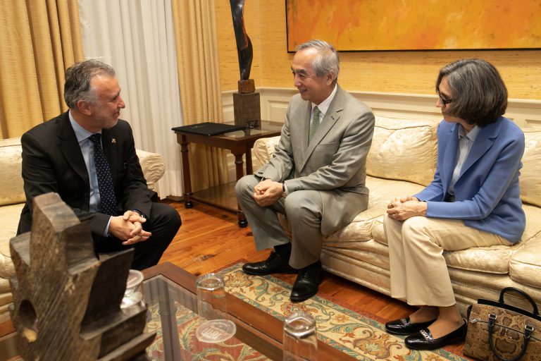 El presidente de Canarias y el embajador de Japón en España abordan en una reunión las posibilidades de potenciar las relaciones empresariales y comerciales