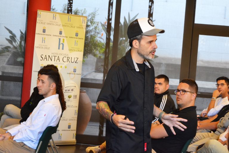 El chef de reconocido prestigio Juan Llorca imparte clases magistrales a los alumnos de Hecansa sobre nutrición