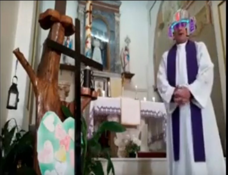 Un sacerdote emite una misa por Facebook sin saber que tiene los filtros activados