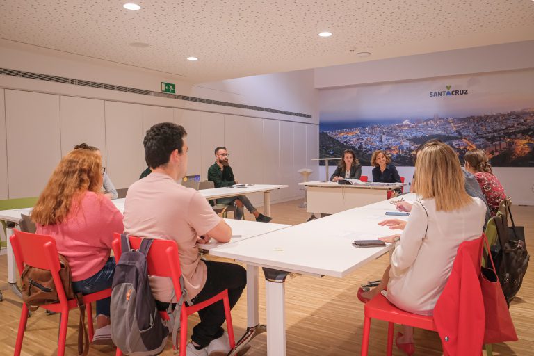 El Ayuntamiento de Santa Cruz y el Consejo Municipal de la Juventud acuerdan la celebración de un Pleno