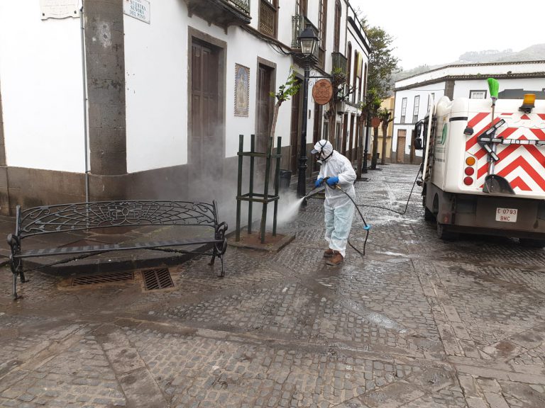 El Ayuntamiento desinfecta los espacios públicos y mobiliario del municipio