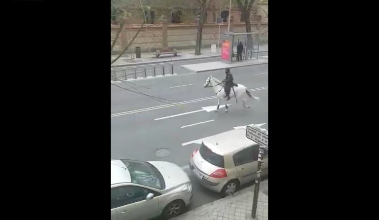 Un policía a caballo persigue a un ciclista que se saltó el confinamiento en Madrid