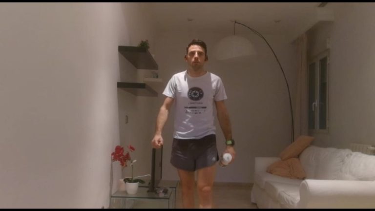 Un gallego en cuarentena corre una maratón de 61 kilómetros sin abandonar su domicilio