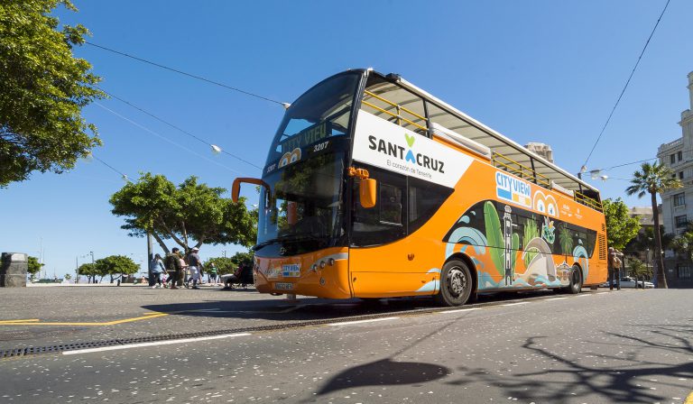 Se dispara el uso de la guagua y el tren turístico para conocer Santa Cruz