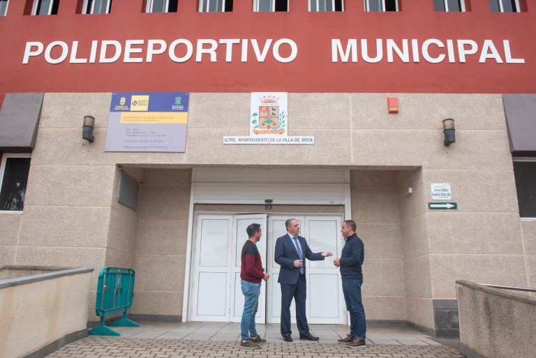 Francisco Castellano visita Moya y se compromete a realizar obras de renovación en las instalaciones deportivas municipales