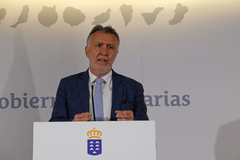 Canarias recibe este martes material de protección sanitaria distribuido por el Ministerio de Sanidad y material obtenido por el Gobierno de Canarias