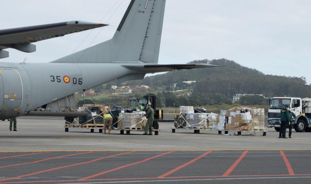 Canarias recibe un pedido de material de protección destinado al personal sanitario 1 200324 tfe avionlosrodeos 04