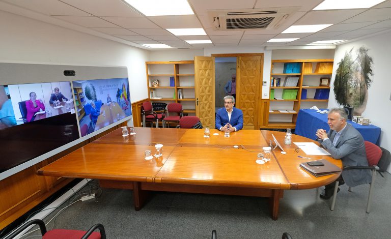 Ángel Víctor Torres preside la reunión con los alcaldes de las ciudades más pobladas de Canarias para coordinar acciones entre todas las administraciones