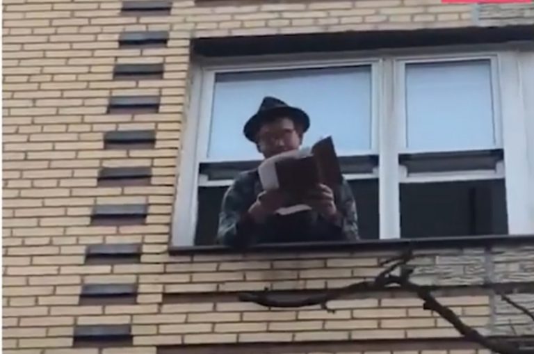 Oficia una boda desde la ventana de un cuarto piso por miedo al coronavirus