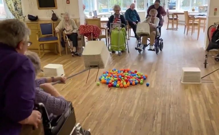 Los ancianos de una residencia recrean el famoso 'Traga-Bolas' haciendo de hipopótamos sobre sus sillas de ruedas