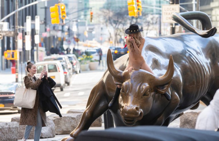 Una mujer posa desnuda sobre el toro de Wall Street en plena cuarentena por el coronavirus