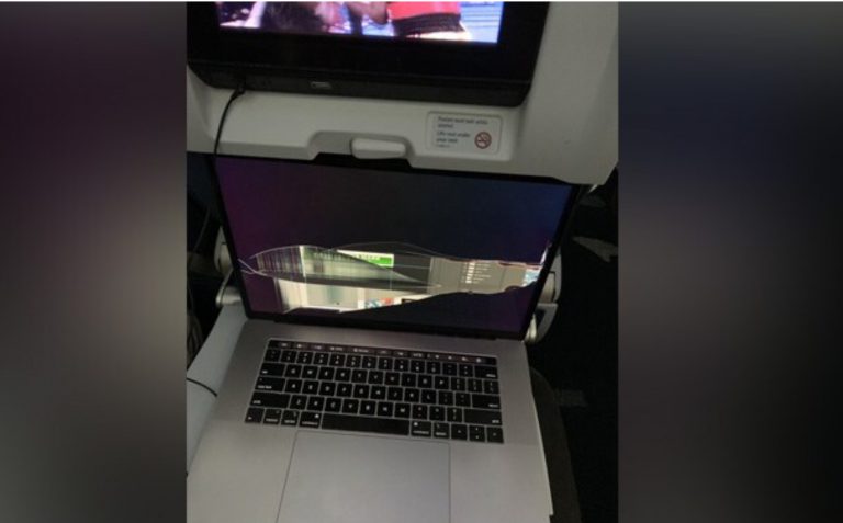 Le destrozan su ordenador al reclinar el asiento del avión