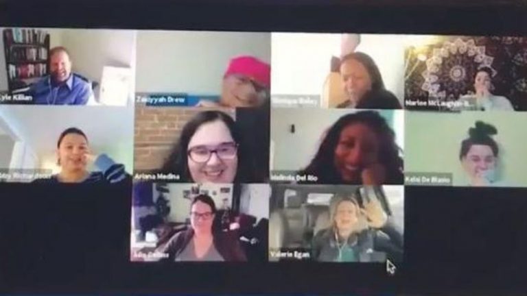 La cámara del ordenador le juega una mala pasada a una trabajadora durante una sesión de ‘homeworking’