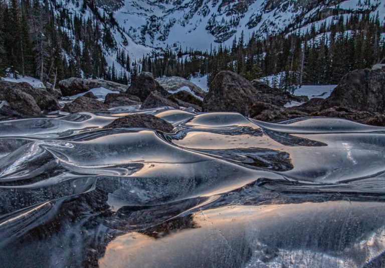 Un fotógrafo retrata las olas heladas de un río congelado de los Estados Unidos