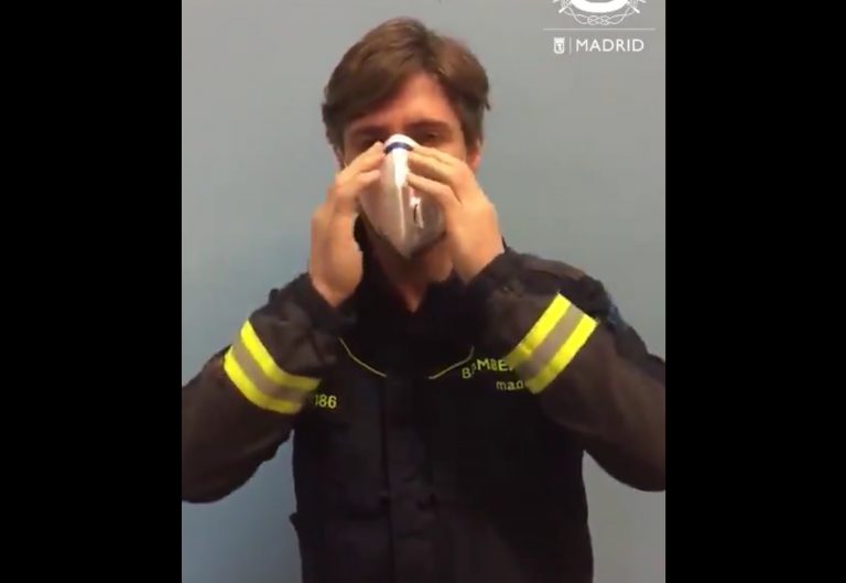 Los bomberos advierten cómo deben ponerse, y sobre todo quitarse, las mascarillas y los guantes médicos