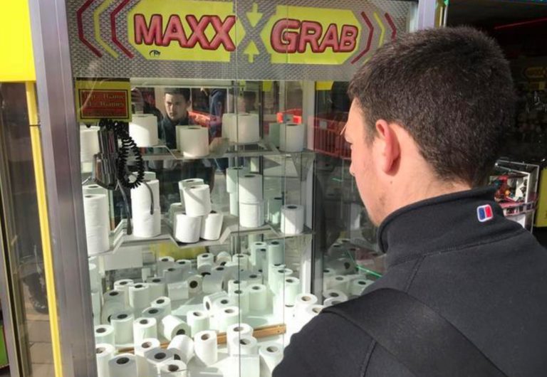 Coronavirus: reemplazan los peluches de una máquina de juguetes por rollos de papel higiénico