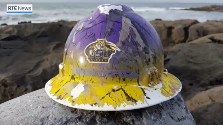 Un operario pierde un casco en el río Mississippi y aparece cinco años después en una playa de Irlanda