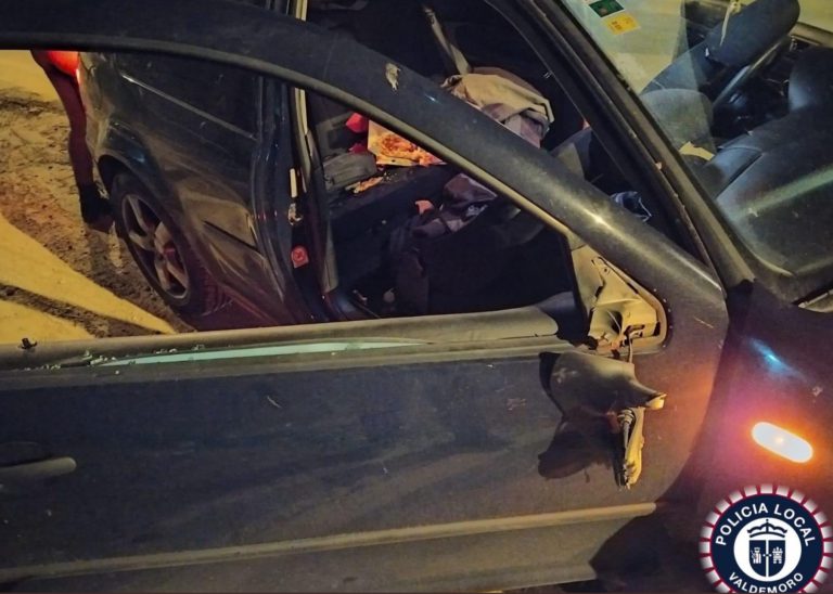 La Policía de Valdemoro detiene a un hombre por destrozar con una silla el coche en el que viajaban tres personas