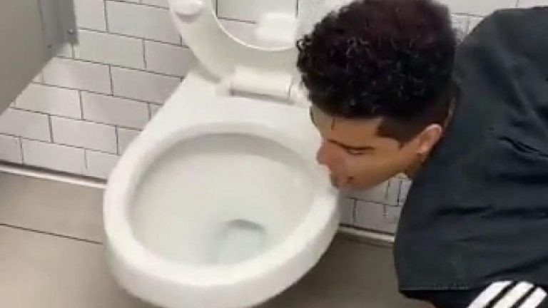Un joven lame un retrete por el 'reto del coronavirus' y acaba contagiado