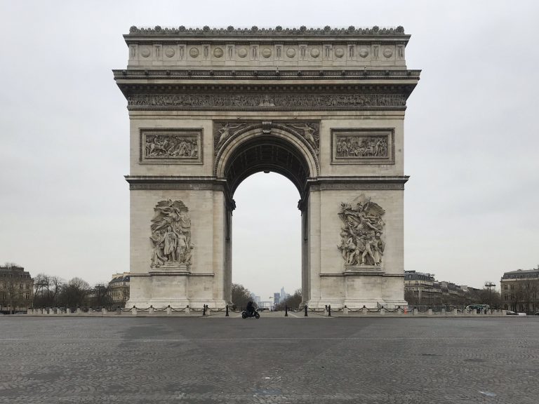 Francia multa a 4.095 personas en un día por saltarse el confinamiento