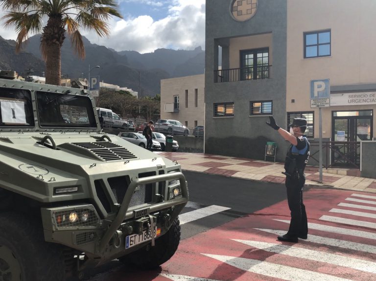 La Policía Local realiza controles en el municipio para velar que quienes salen de sus hogares lo hacen por causa justificada