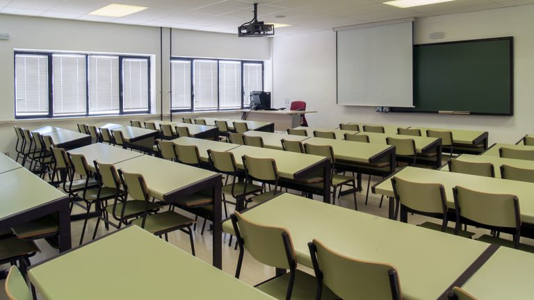 Los centros educativos de San Miguel ponen a disposición de las familias diferentes enlaces de comunicación para estos días