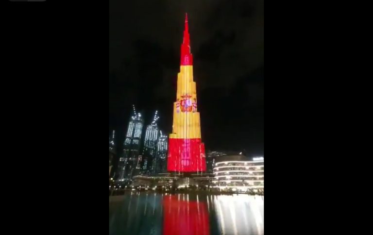 Iluminan el edificio más alto del mundo con los colores de la bandera española en honor a los sanitarios de nuestro país
