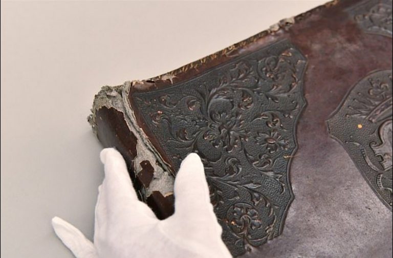 Encuentran en un mercado un álbum de fotos Nazi hecho con la piel humana de los presos de un campo de exterminio