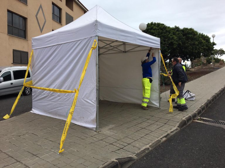 El Ayuntamiento apoya y responde a las demandas del centro de salud de El Calero e instala una carpa y desinfecta el entorno