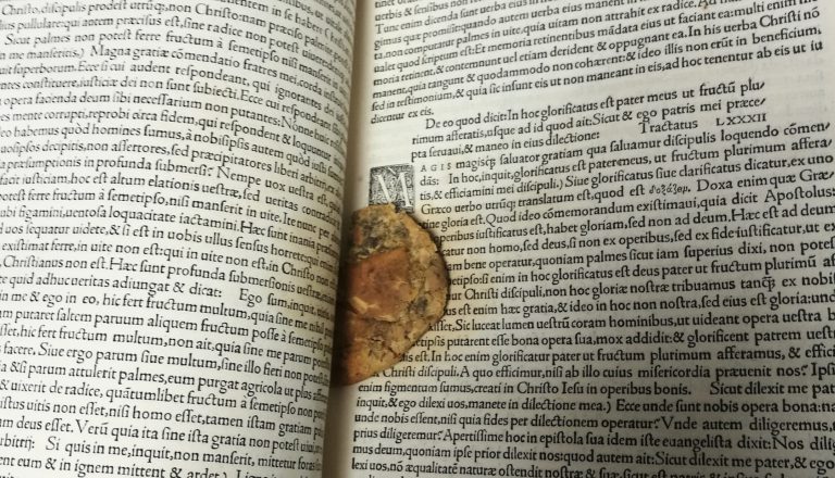Encuentran una galleta mordida en un manuscrito de San Agustín del Siglo XVI