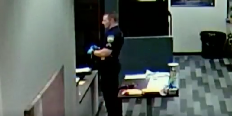 Un policía se intoxica mientras etiqueta una poderosa droga como prueba