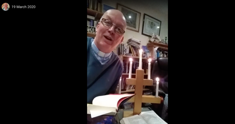 Un sacerdote se prende fuego accidentalmente mientras oficia un servicio religioso confinado en su domicilio