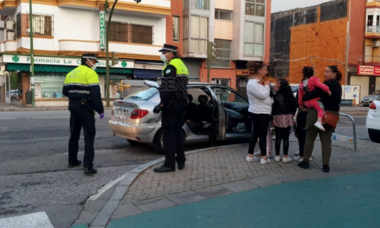 Ocho personas intentan esquivar el confinamiento en Sevilla viajando en el mismo coche, con una rueda pinchada y la ITV caducada