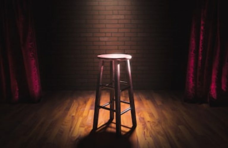 La policía acude a desalojar un show de monólogos sin percatarse de que estaba grabado