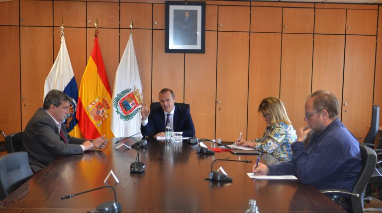 Augusto Hidalgo informa a los portavoces municipales de las últimas medidas adoptadas para paliar los efectos de la crisis del COVID-19
