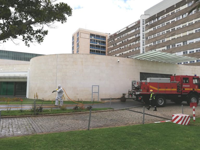 La UME desinfecta los exteriores del HUC