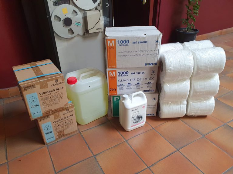 La Policía Local de Santa Cruz recibe diferentes donaciones que suman 27.180 guantes, 1.250 mascarillas y 900 batas