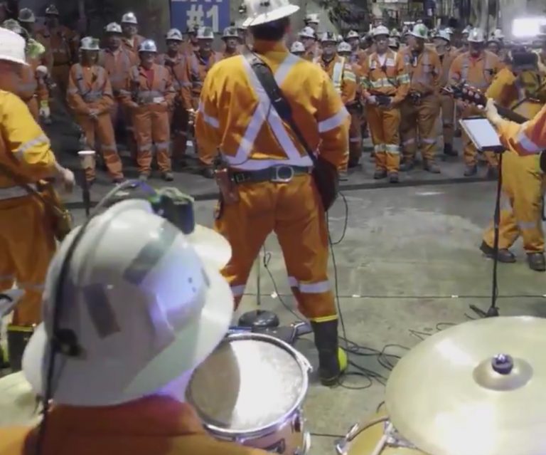 Una banda toca en el fondo de una mina y bate un récord Guinness
