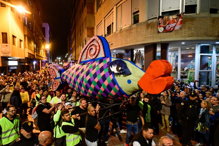 El desfile infantil y el entierro de la sardina despiden el Carnaval de los cuentos con 41.000 personas en la calle