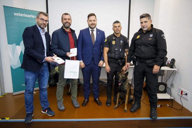 La Policía Local recibe sus primeros lectores de microchip para la identificación de animales de compañía 1 Entrega lectores microchips 1