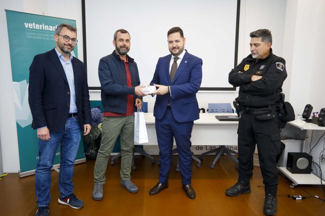 La Policía Local recibe sus primeros lectores de microchip para la identificación de animales de compañía 2 Entrega lectores microchips 2