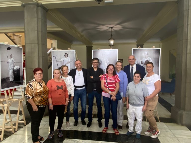 El delegado del Gobierno inaugura la exposición fotográfica “Las Siete Magníficas”