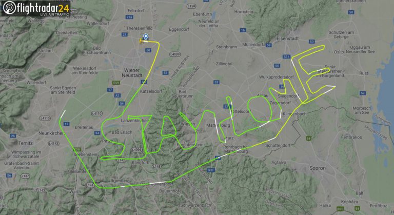 “Quédense en casa”: un piloto traza un mensaje en su ruta aérea