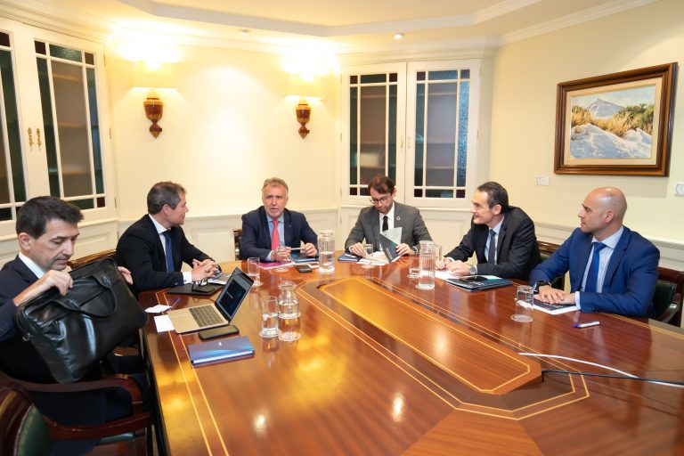 El presidente de Canarias analiza con una delegación  de directivos del BBVA el informe de esta entidad financiera sobre la economía regional en 2020