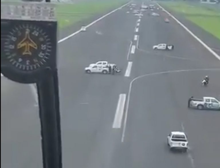 El aeropuerto de Guayaquil impide el aterrizaje de un avión de Iberia invadiendo la pista