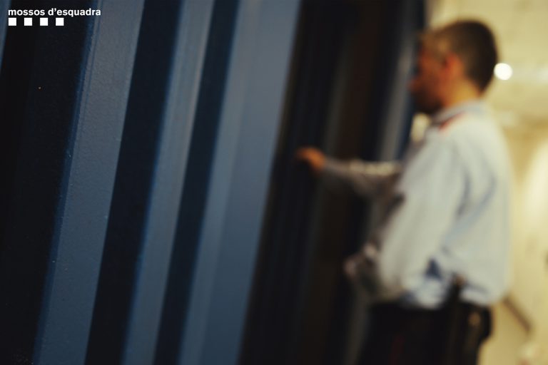 Detenido en Barcelona el dueño de una bar que fue pillado poniendo copas a escondidas